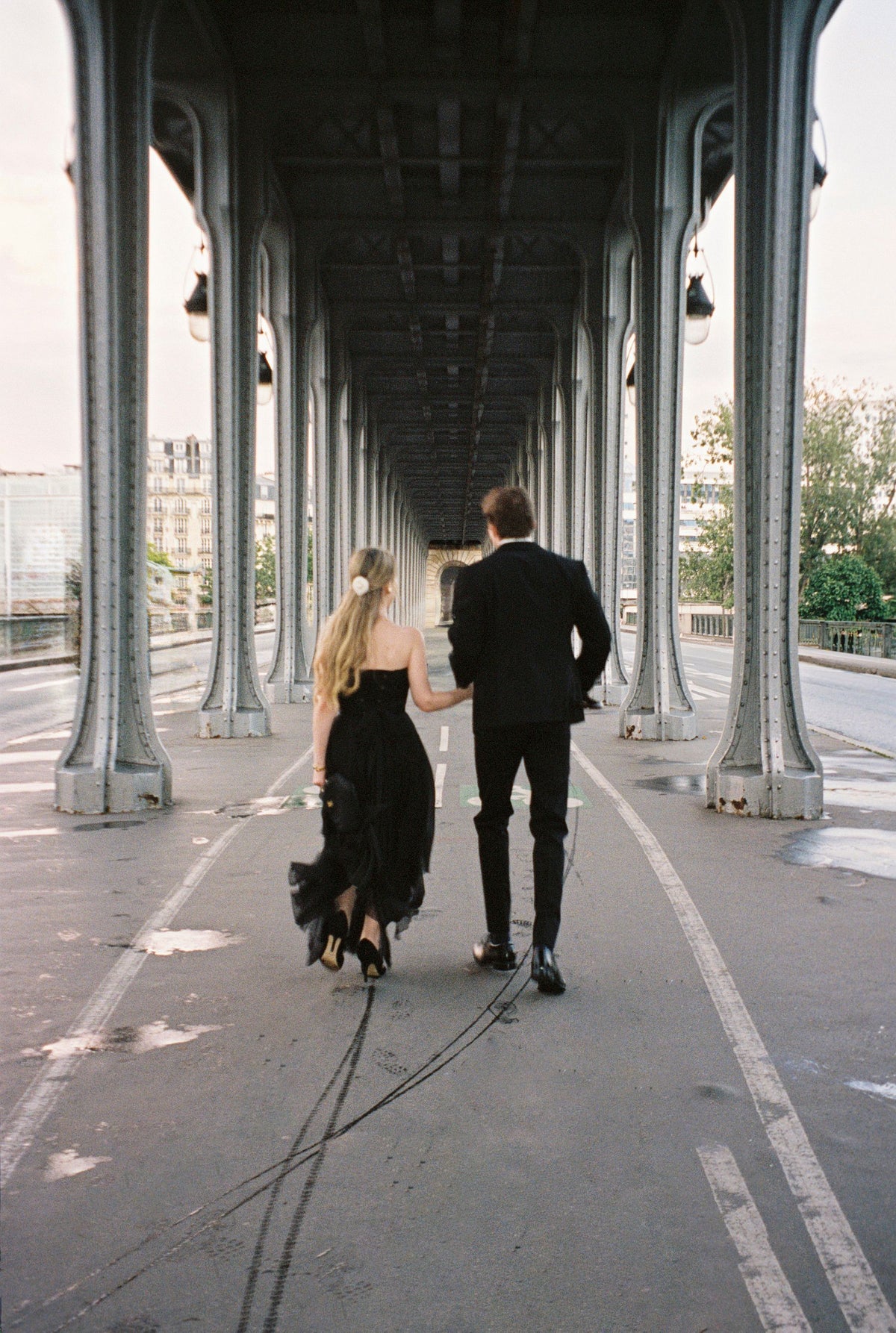 Couple élégant marchant main dans la main